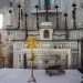 A sinistra invece ecco laltare maggiore del XVII secolo:  in marmo e ornato con alti candelabri in ferro e una croce metallica centrale
